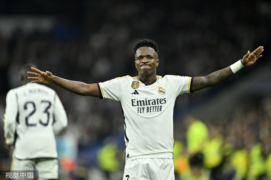 同一天绝代双骄各进一球！以下是媒体对C罗和梅西的...