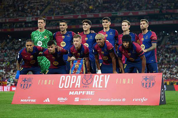 亚泰为客场全勤球迷颁发纪念证书，谭龙、徐浩峰等人参与颁奖