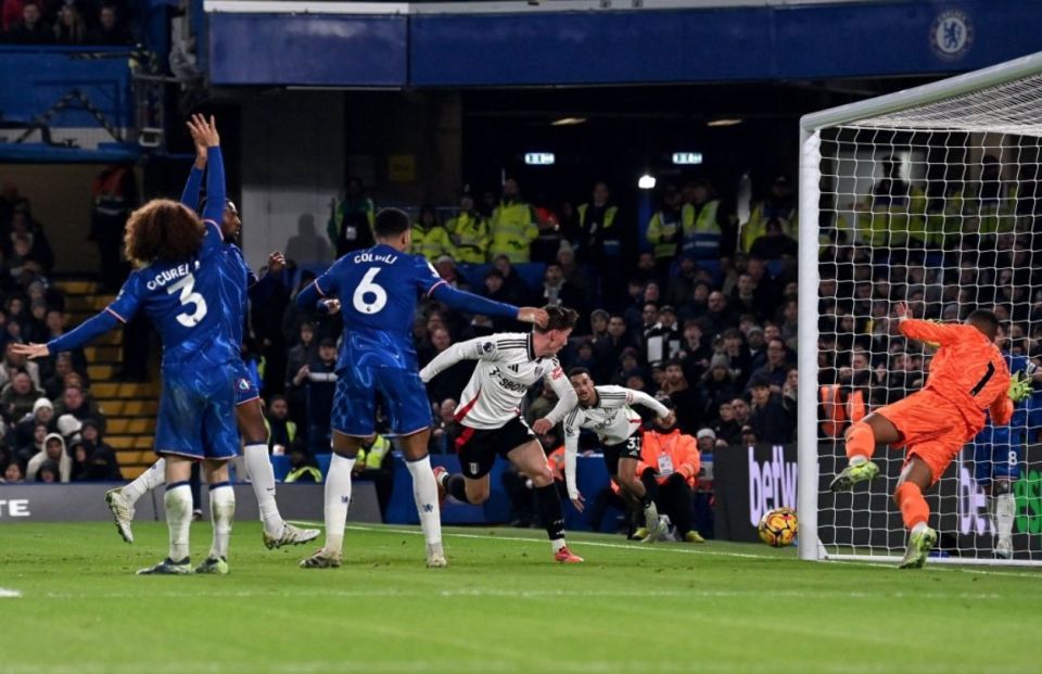 球员赛后把球鞋送给小球迷